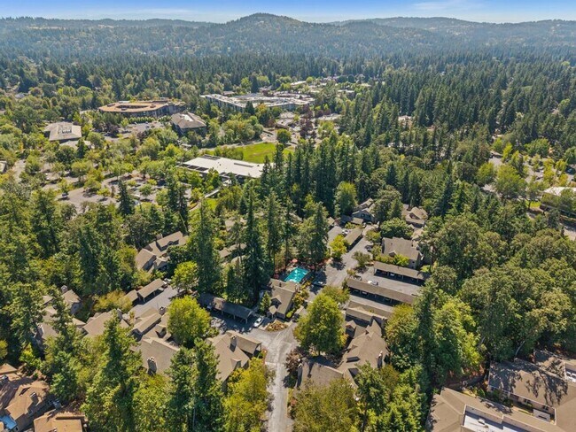 Building Photo - Stylish Lake Oswego 1 Bedroom Condo with L...
