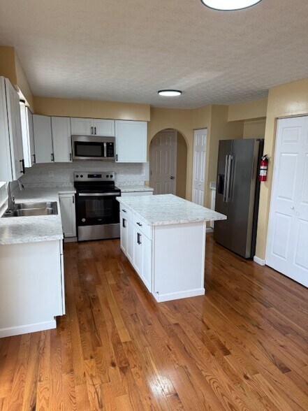 Building Photo - 3221 Kings Realm Ave