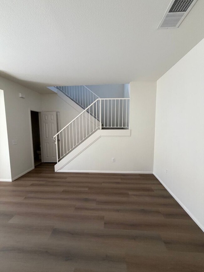 Building Photo - 547 Hart Dr