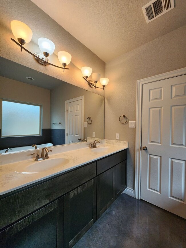 Building Photo - LOCATION! Walk to Torrey Park / Close to NB Downtown & Gruene / No Carpet / NBISD