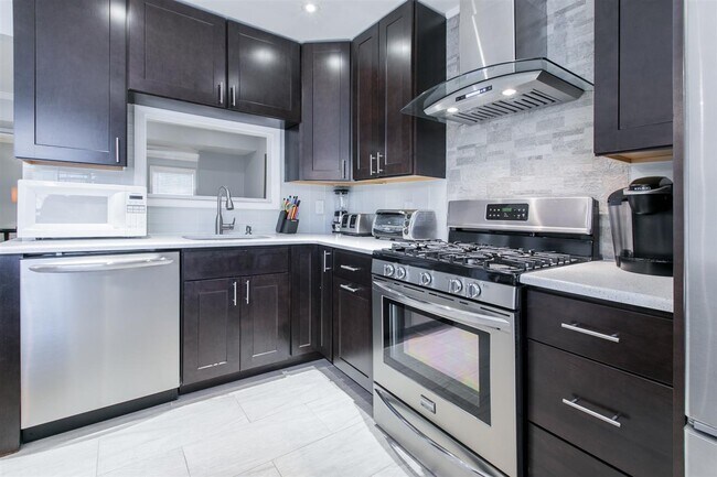 Building Photo - 220 Christopher Columbus Dr