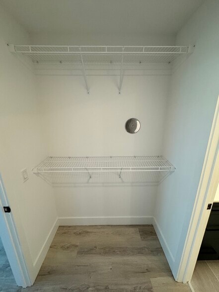WALKING CLOSET - 60 NW 31st St