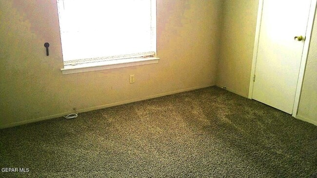 Building Photo - 3001 E Glen Dr