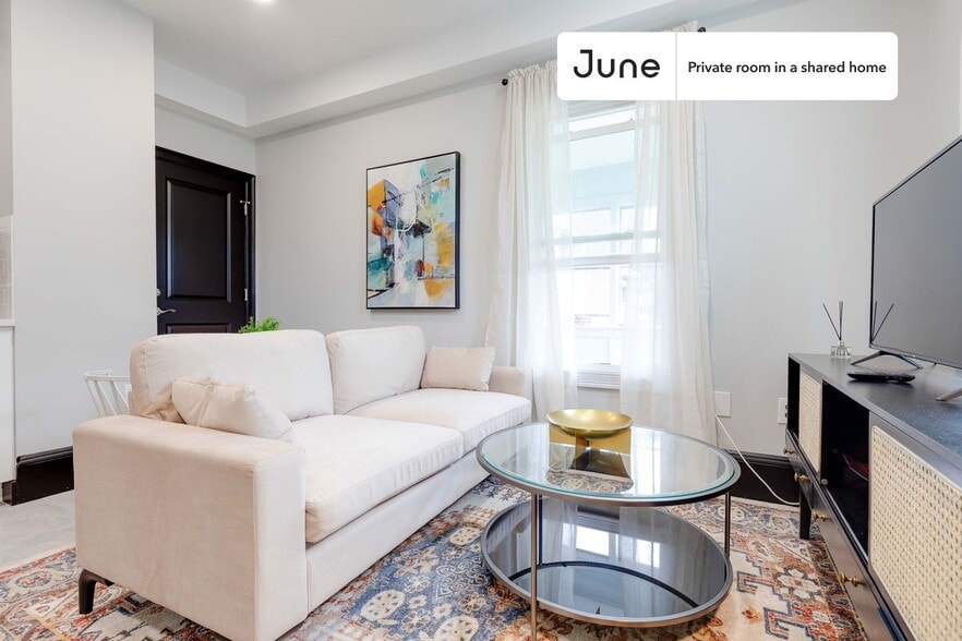 Building Photo - Room in Shared 4 bed/1.5 bath home in South Boston