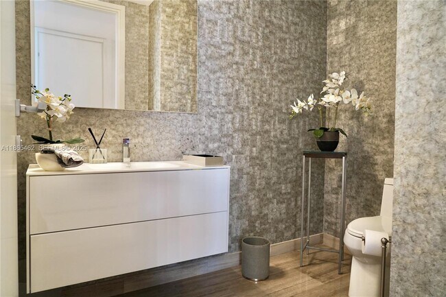 Building Photo - 1300 Brickell Bay Dr