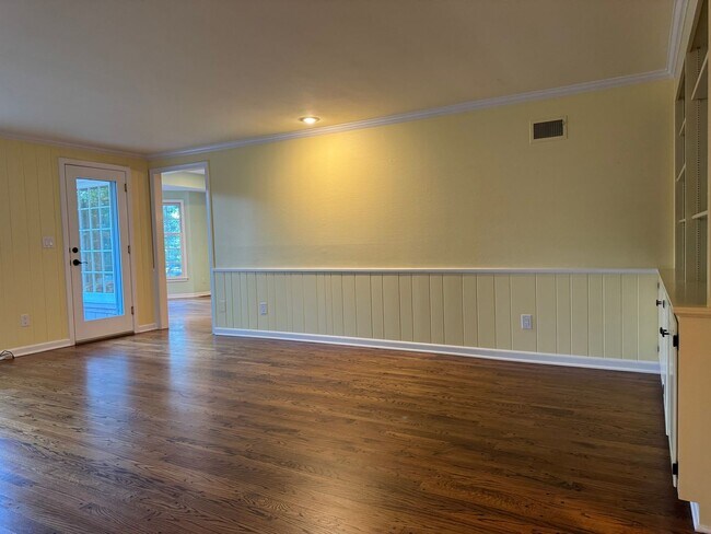 Building Photo - Rare lease opportunity in Leawood + Spacio...