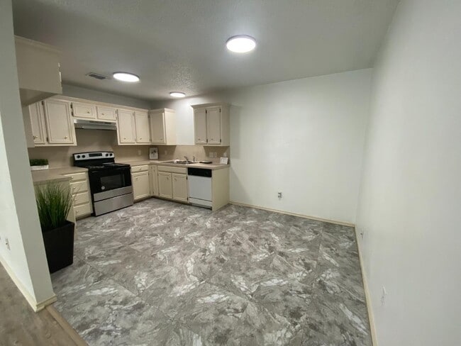 Building Photo - 401 Kline Ave