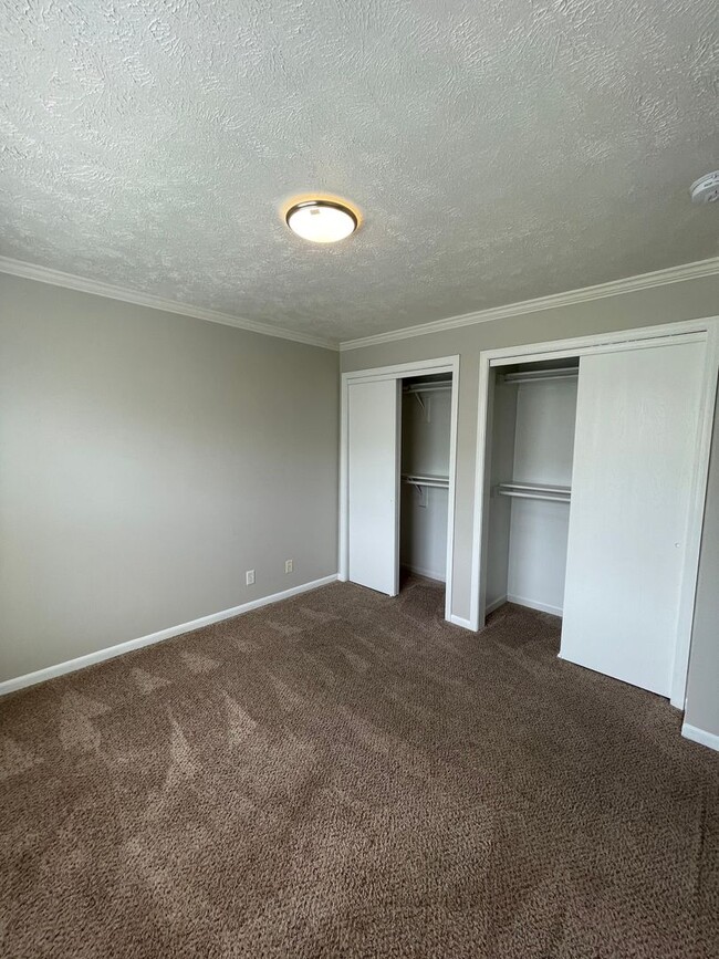 Building Photo - 2 bed 1 bath Central AC and W/D in unit