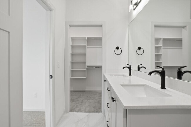 Building Photo - 3 Bed | 2 Bath Luxury Duplex