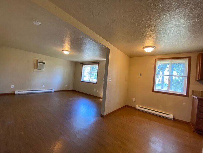 Building Photo - Spacious & Bright 2-Bedroom, 1-Bath upper-level fourplex- located in Spokane Valley!