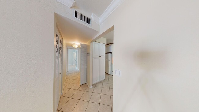 Building Photo - Beautiful 2 Bed / 2 Bath in Palm Club Vill...