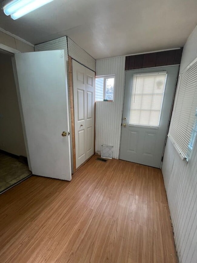 Building Photo - Walking Distance to Winthrop