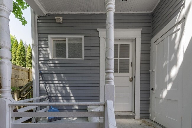Building Photo - 37 Mead St