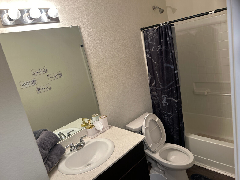 Building Photo - Room in House on Marilyn Pl