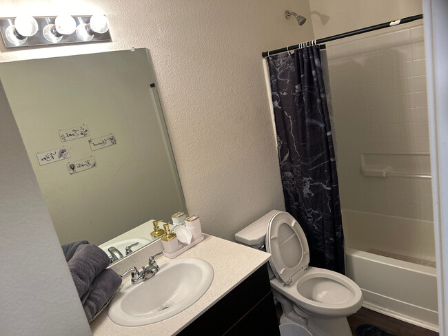 Building Photo - Room in House on Marilyn Pl