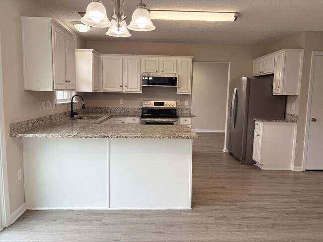 Building Photo - 2303 Highland Park Dr