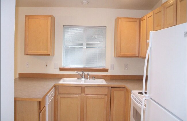 Building Photo - Spacious 5BD 2.5BA