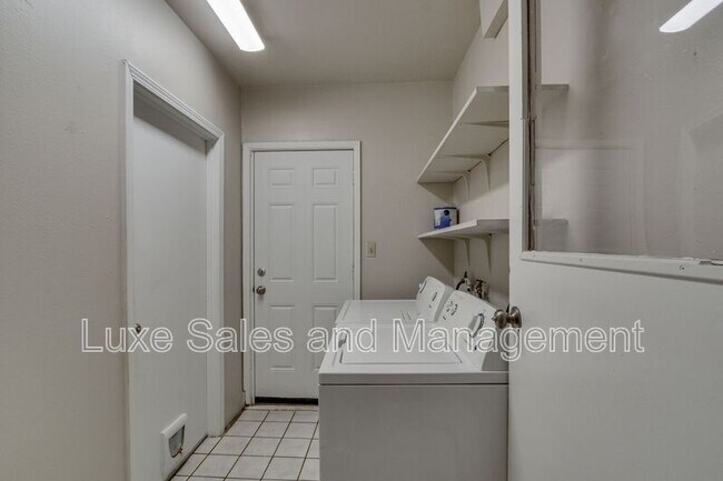 Building Photo - 1805 Melody Dr