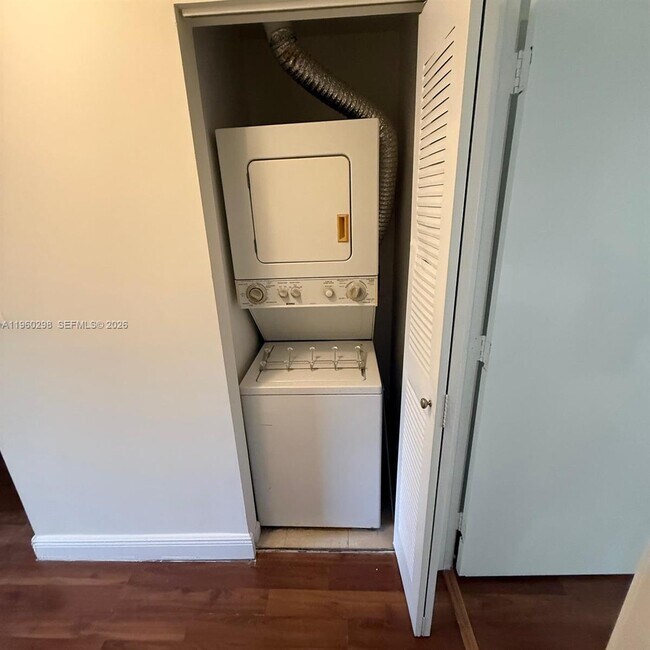 Building Photo - 8260 SW 149th Ct