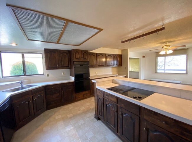 Building Photo - Beautiful Home in Old Southwest Reno w/Large Backyard