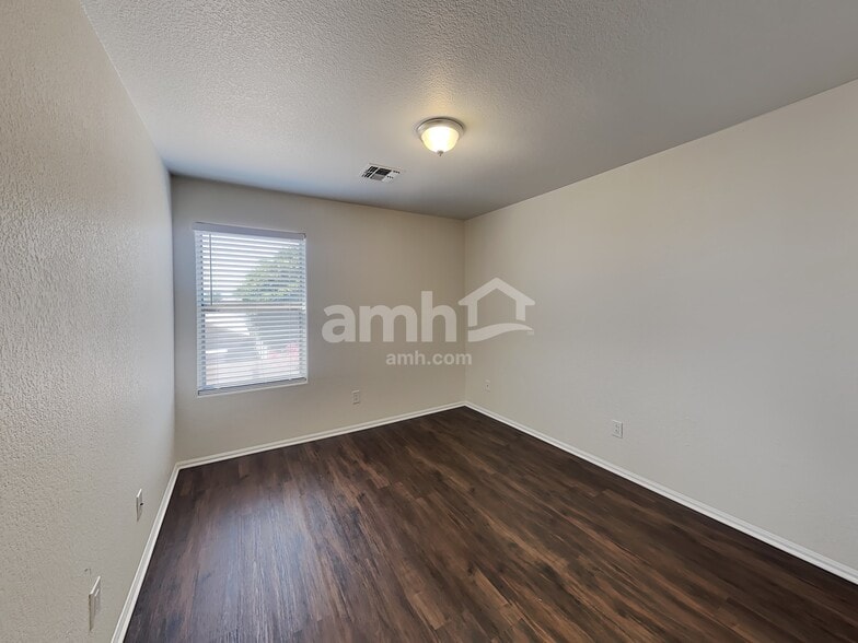 Building Photo - 16007 W Moreland St