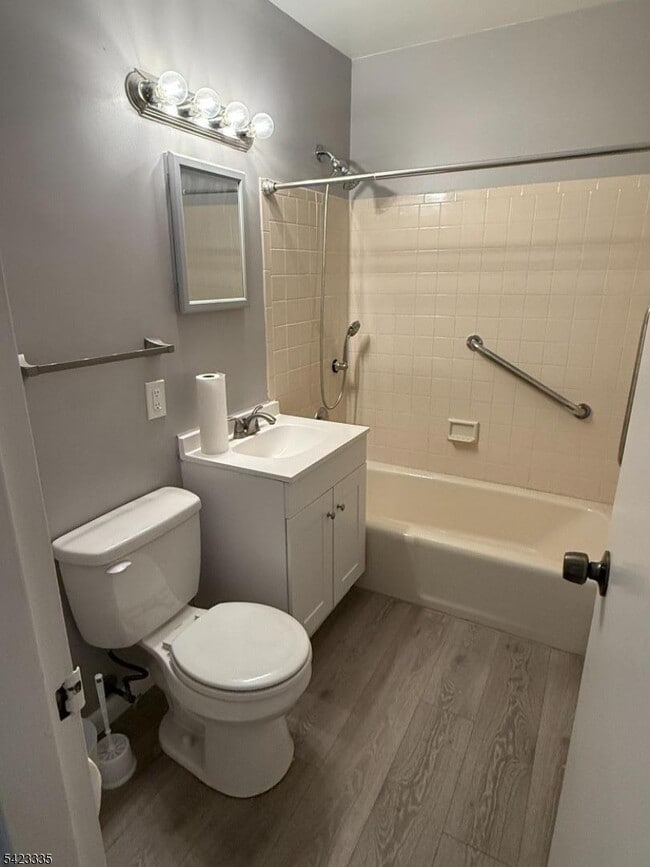 Building Photo - 10 Colonial Dr