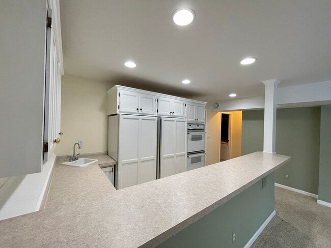 Building Photo - Spacious 4 Bedroom 3 Bathroom home