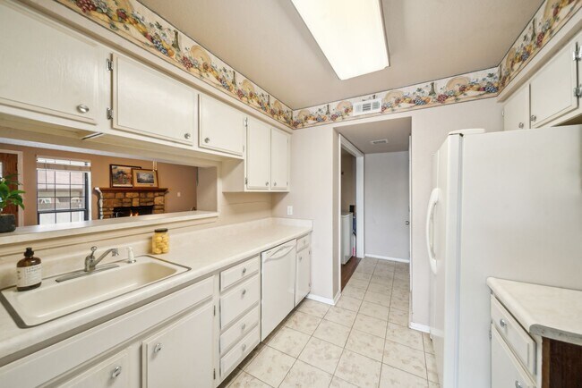 Building Photo - Cozy 2 Bedroom Condo located in the South Tulsa