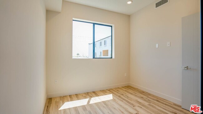 Building Photo - 1540 S Hayworth Ave