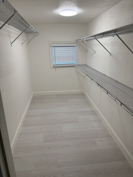 Building Photo - 909 36th St