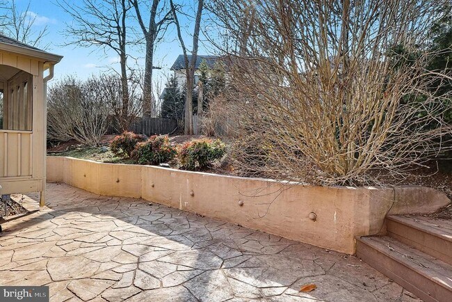 Building Photo - 5819 Stone Ridge Dr