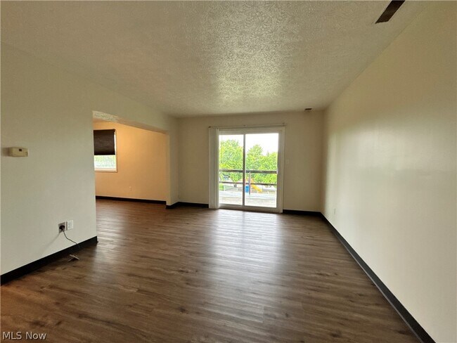 Building Photo - 623 Lovers Ln