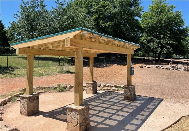 Building Photo - 536 Highland Ave NE