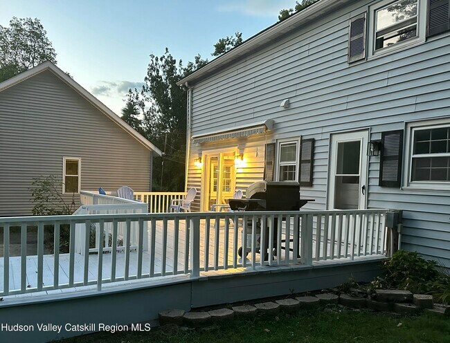 Building Photo - 527 Zena Rd
