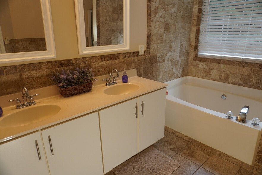 Building Photo - 8381 Township Dr