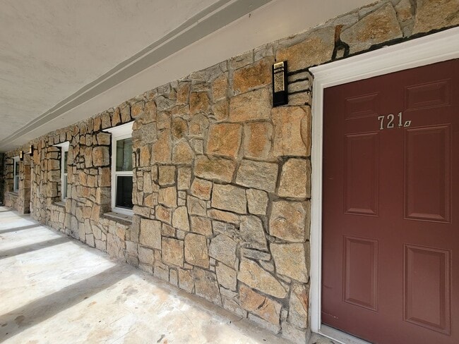 Building Photo - 723 Ford Pl