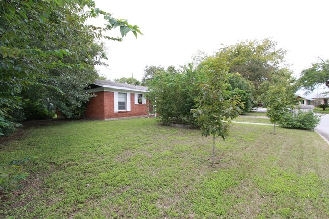 Building Photo - Charming 3-Bedroom Home in Windsor Park