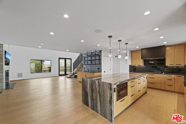 Building Photo - 105 Sequoia Dr