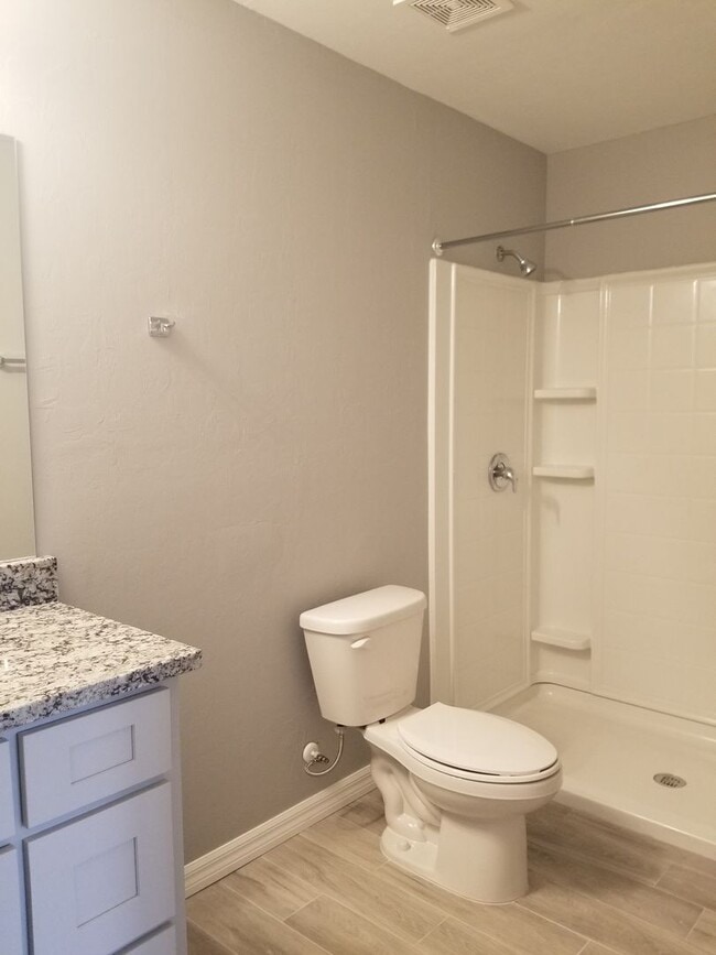 Building Photo - Spacious 3-Bedroom, 2-Bath Apartment with ...