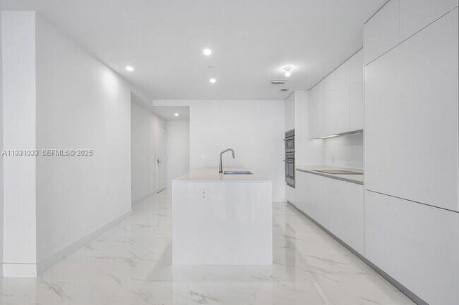 Building Photo - 700 NE 24th St