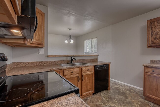 Building Photo - Centrally located 4 bedroom home!