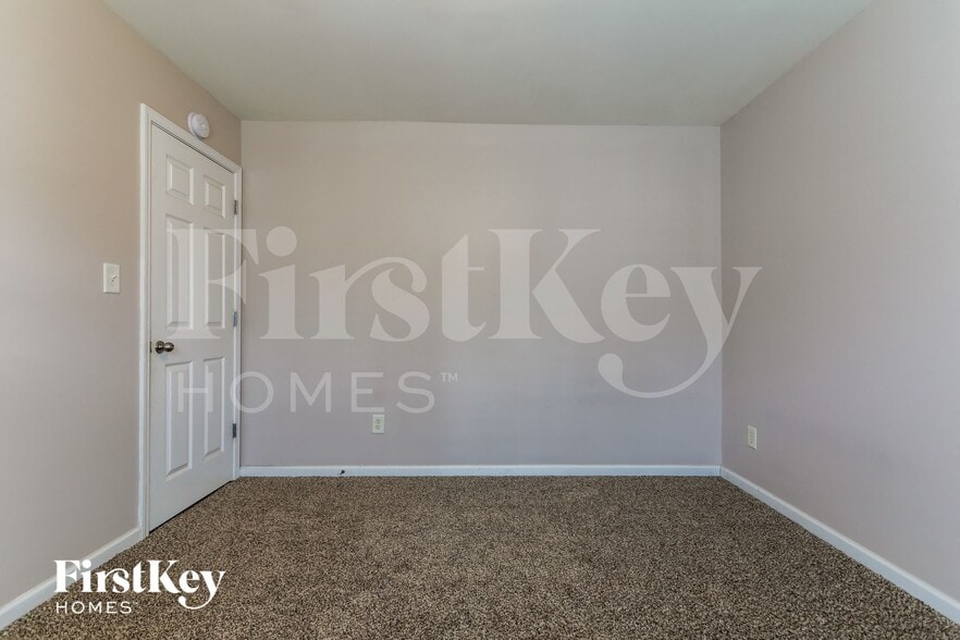 Building Photo - 2439 White Alder Dr NE