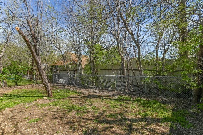 Building Photo - 1811 Magnolia Dr