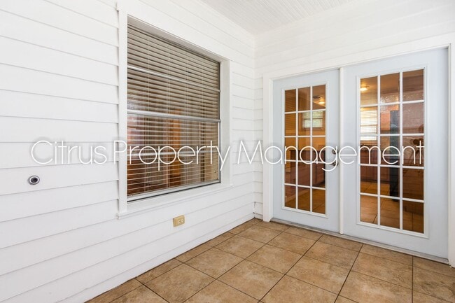 Building Photo - Charming Duplex in Mills 50 District