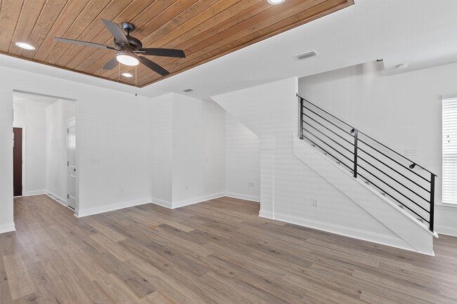 Building Photo - 5643 Fletcher Oaks Dr