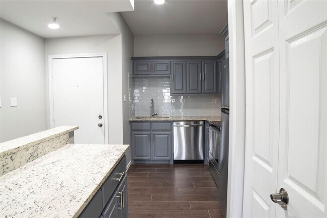 Building Photo - Newly Renovated Two Bedroom Condo in Oak Lawn