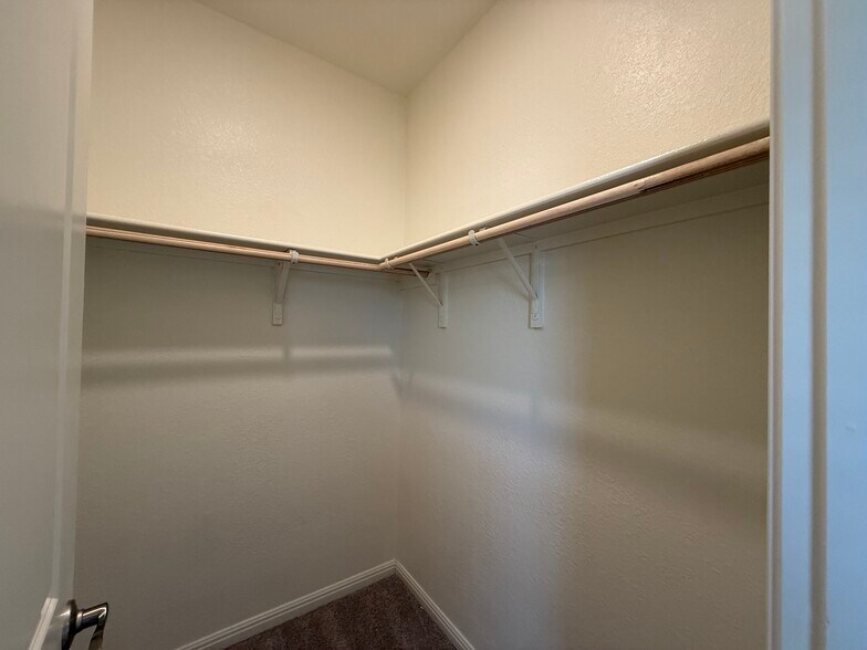 Building Photo - 195 Parkers Pond Path