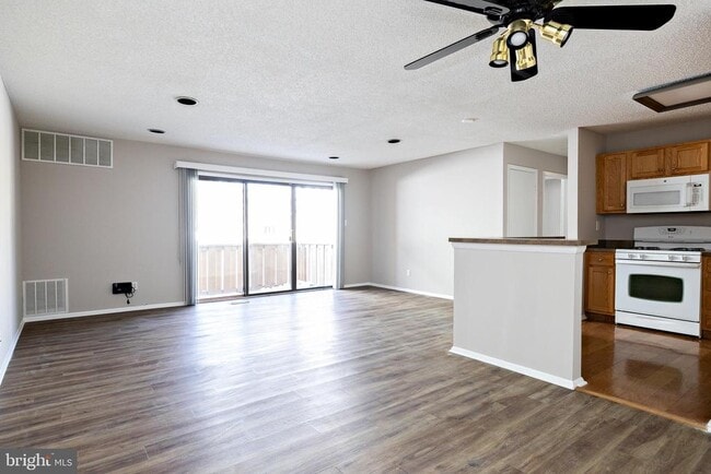 Building Photo - 211 Woodhollow Dr