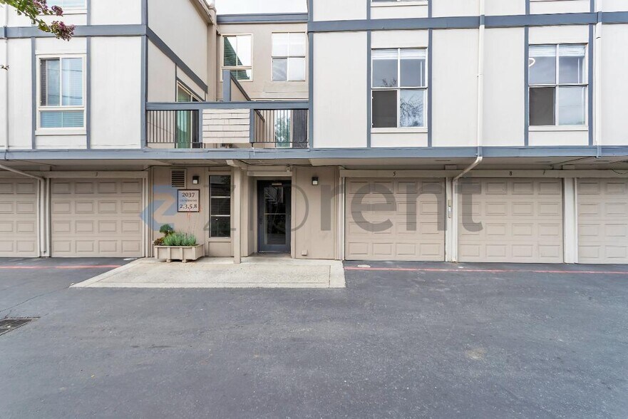 Building Photo - Unit 5
