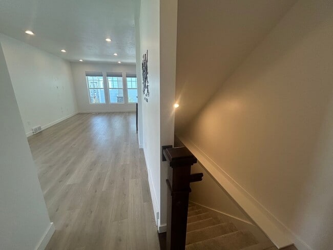 Building Photo - Amazing 4 Bed, 3.5 Daybreak Home with Office